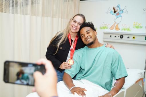 Chân dung nữ MC duy nhất bình luận AFF Cup: Lo lắng đến chảy nước mắt khi Xuân Son chấn thương...-3