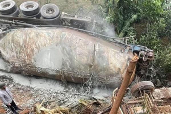 Thương tâm: Phát hiện thi thể người phụ nữ đang ôm em bé sơ sinh còn nguyên dây rốn bên lề đường-3