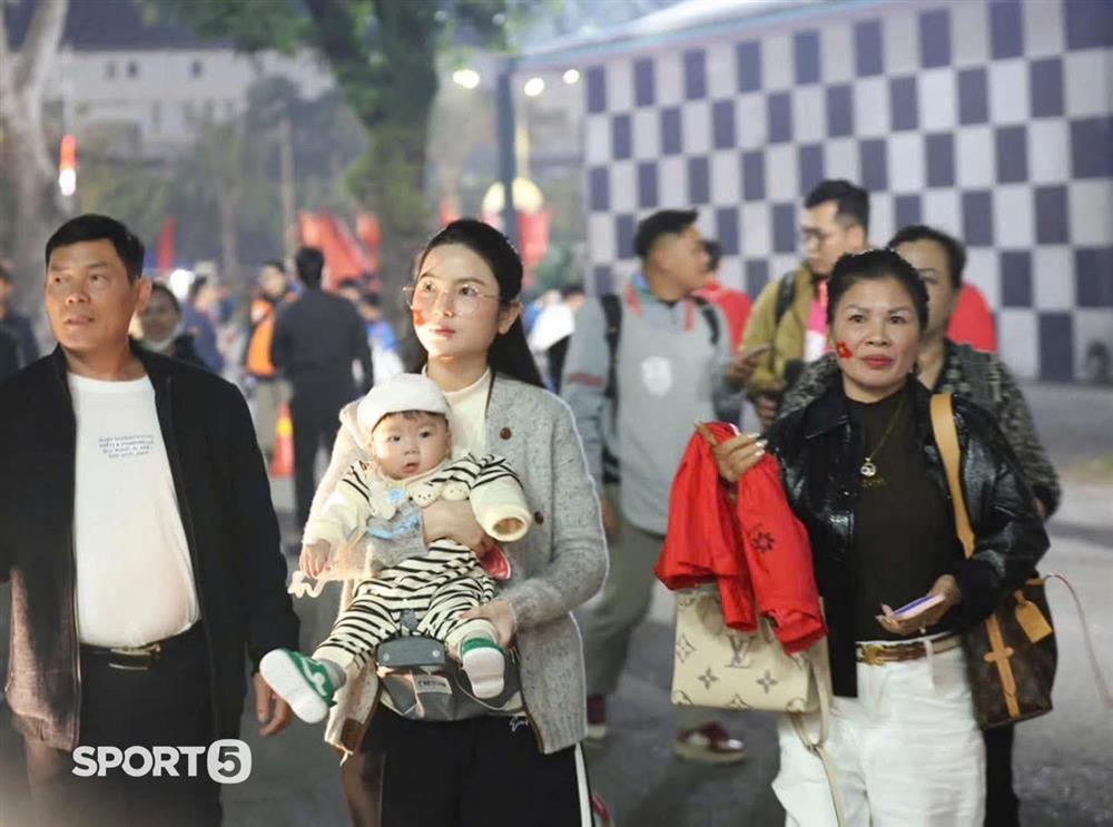 Nhan sắc qua cam thường của bà xã Quang Hải-4