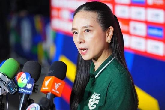CĐV Thái Lan đòi kiện trọng tài trận thua tuyển Việt Nam, Madam Pang từ chối