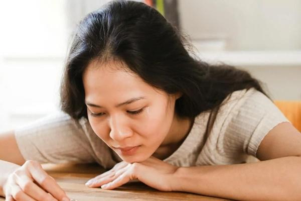 Chồng mê mải nhắn tin, vợ phát hiện sốc sau khi xem điện thoại-2