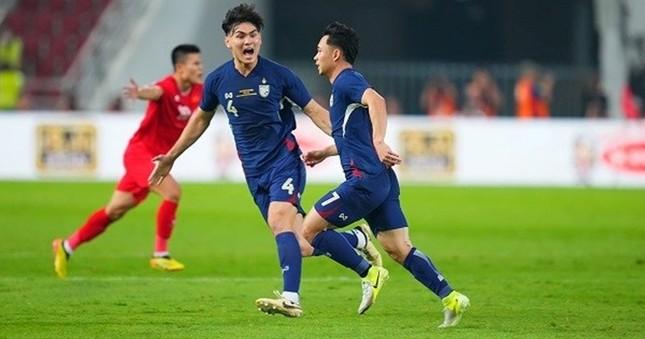 HLV Polking nói điều bất ngờ về bàn thắng phi thể thao của Supachok-1