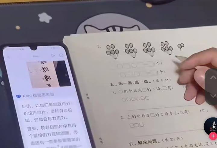 Vợ nổi đóa khi bắt quả tang chồng sai AI kèm con học, còn mình chơi điện thoại-1