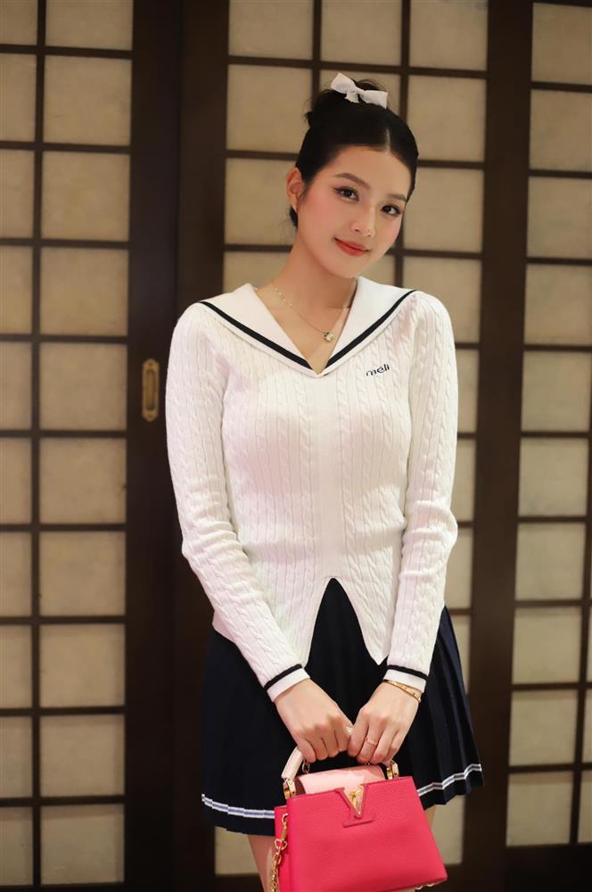 Vẻ xinh đẹp nữ tính của Thiếu úy quân y trong Không Thời Gian-2