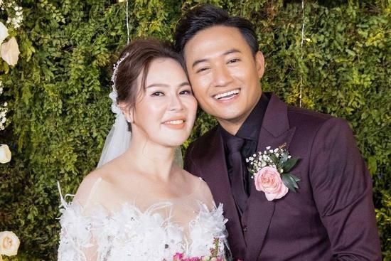 Một năm sống kín tiếng của Quý Bình và vợ hơn 7 tuổi