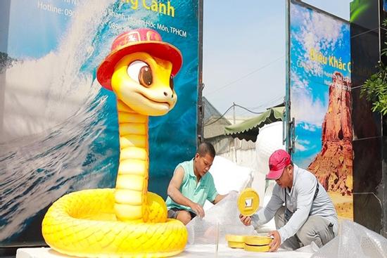 TPHCM: Linh vật rắn chibi giá trên trăm triệu vẫn hút khách