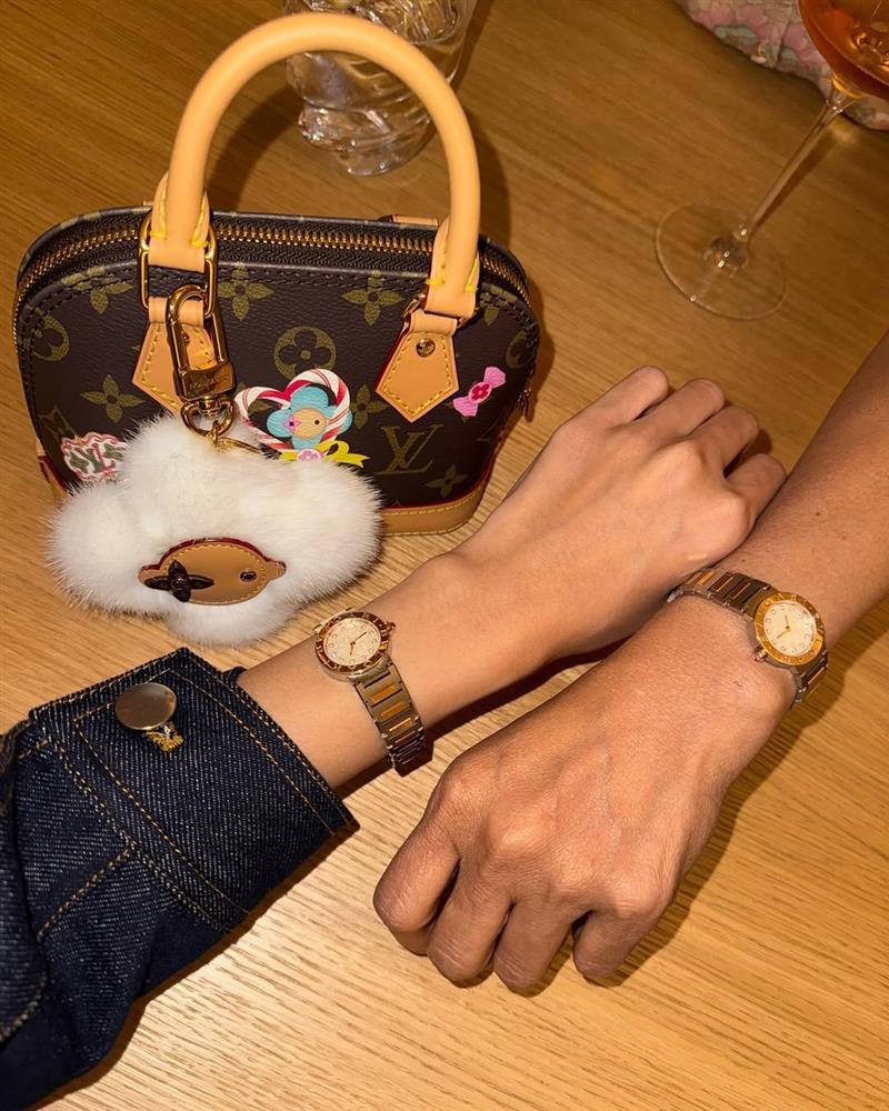 3,5 triệu người phát sốt vì Lisa (BLACKPINK) tự đăng ảnh hẹn hò bạn trai CEO-1