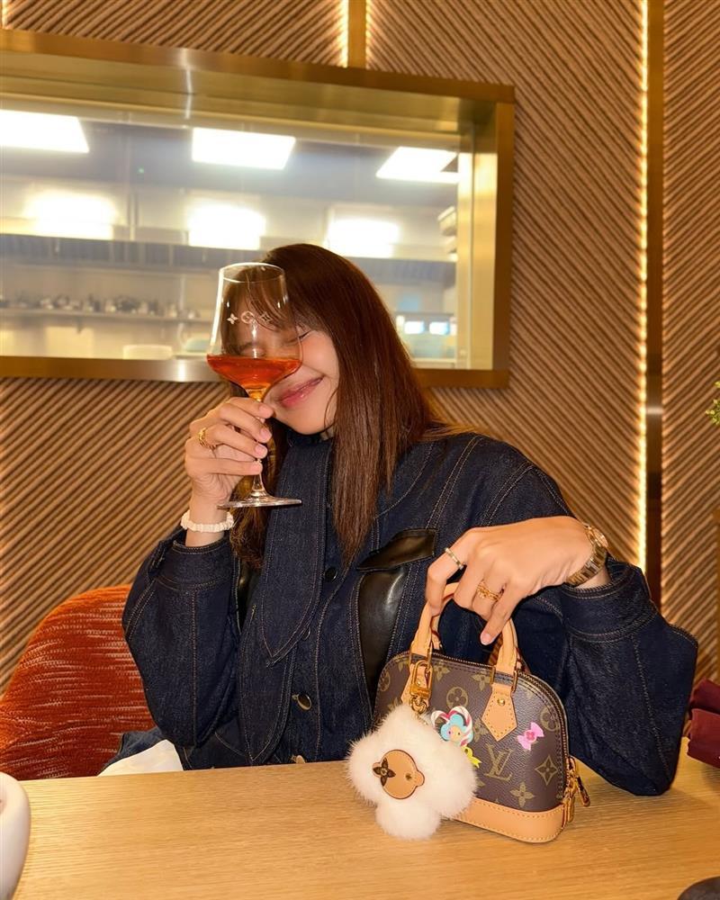 3,5 triệu người phát sốt vì Lisa (BLACKPINK) tự đăng ảnh hẹn hò bạn trai CEO-3