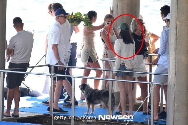 3,5 triệu người phát sốt vì Lisa (BLACKPINK) tự đăng ảnh hẹn hò bạn trai CEO-9