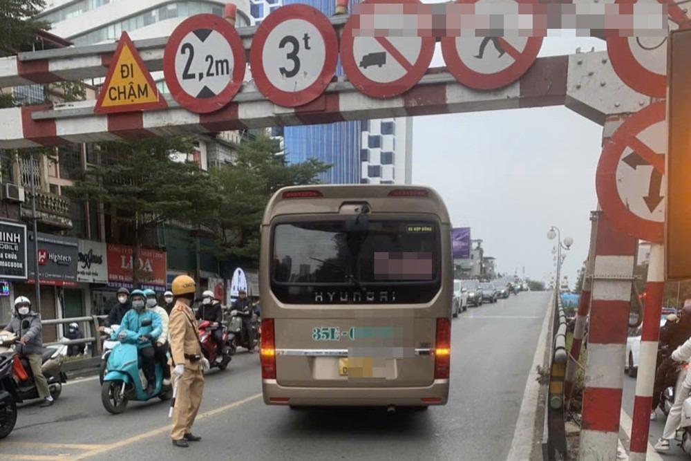 Xử phạt tài xế ô tô khách cố tình đi lên cầu vượt Tây Sơn-1