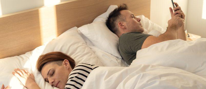 Chồng mê mải nhắn tin, vợ phát hiện sốc sau khi xem điện thoại-1