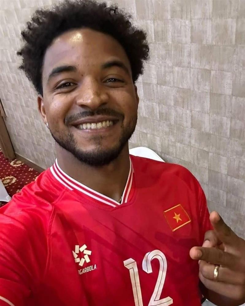 Divo Tùng Dương nói về người Việt Nam da nâu mắt đen, nhắc tới cả Quang Hải-2