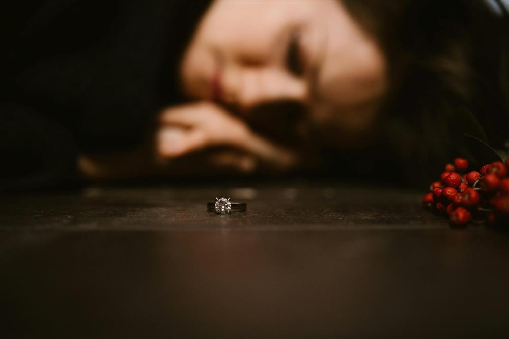 Đến khách sạn đánh ghen, người vợ cay đắng trước hành động của chồng-1