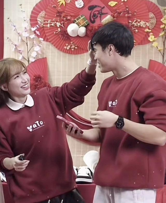 Chuyện gì xảy ra khi Hòa Minzy diện áo đôi cùng Văn Toàn làm hành động thả tim?-2