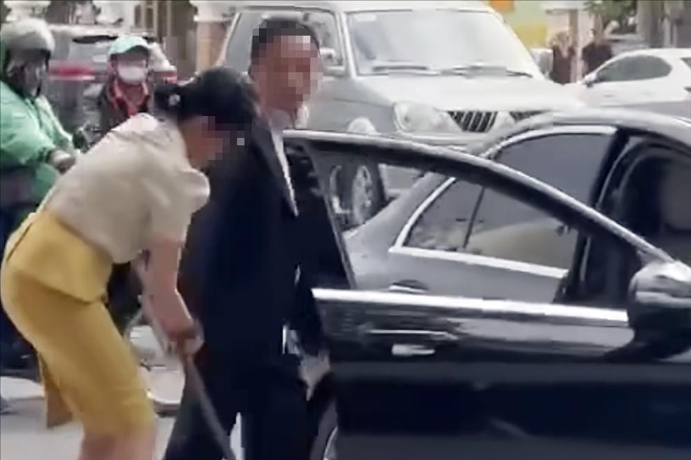 Người đàn ông đi xe Mercedes rút kiếm dọa nhân viên môi trường ở Nha Trang-1