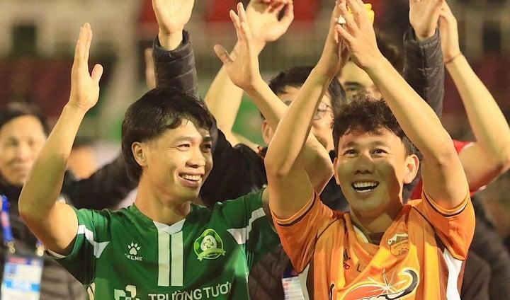 Hành động lạ của Công Phượng sau khi sút tung lưới HAGL-1