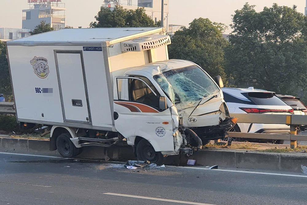 Ô tô va chạm với xe máy lúc rạng sáng ở Hà Nội, 3 người tử vong-1