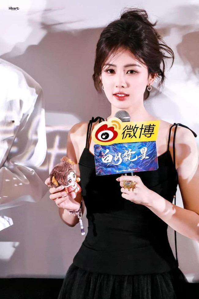 Công chúa bong bóng đẹp nhất màn ảnh Hoa ngữ hiện tại: Nhan sắc lên hương dữ dội, tỏa sáng rực rỡ hậu Đêm Hội Weibo-4